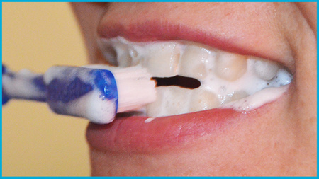 Toothbrushes with paste dose - turquoise (20 pcs.)